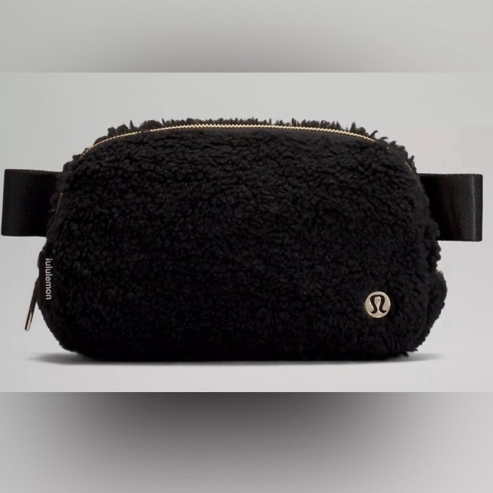 LULULEMON “EVERYWHERE” BELT BAG in fleece/sherpa - Picture 10 of 10